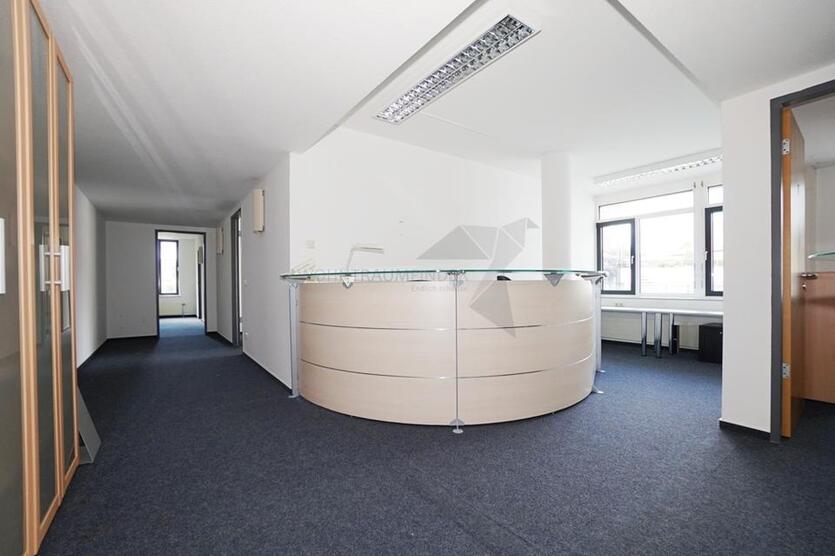 Moderne, voll möblierte Bürofläche in zentraler Lage