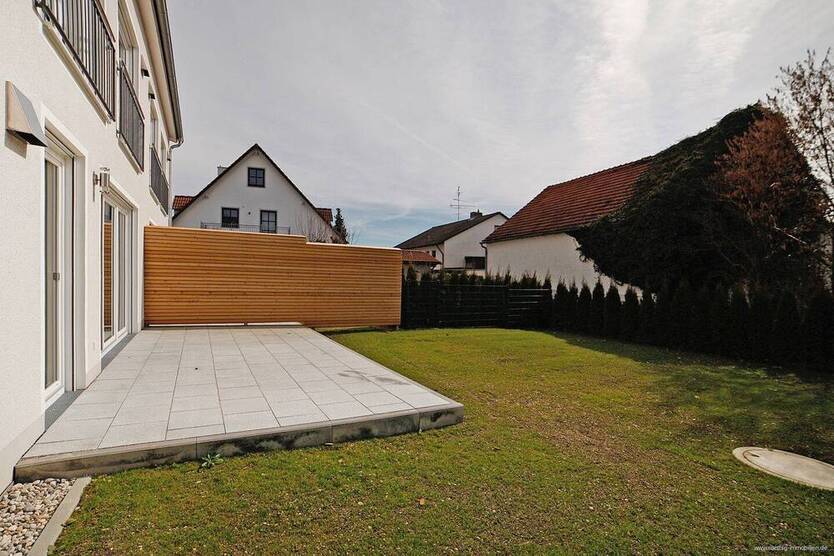 Neuwertige Doppelhaushälfte (BJ 2023) über 2 Etagen zzgl. UG mit großem Privatgarten und Hobbyraum!