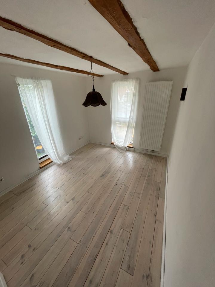 Zimmer für Studentin Student, innerhalb von FamilienWohnung