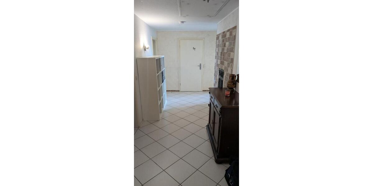 Etagenwohnung Lage - 4 Zimmer, 160 m&sup2;, 1.350&euro; | Angebot:25908425