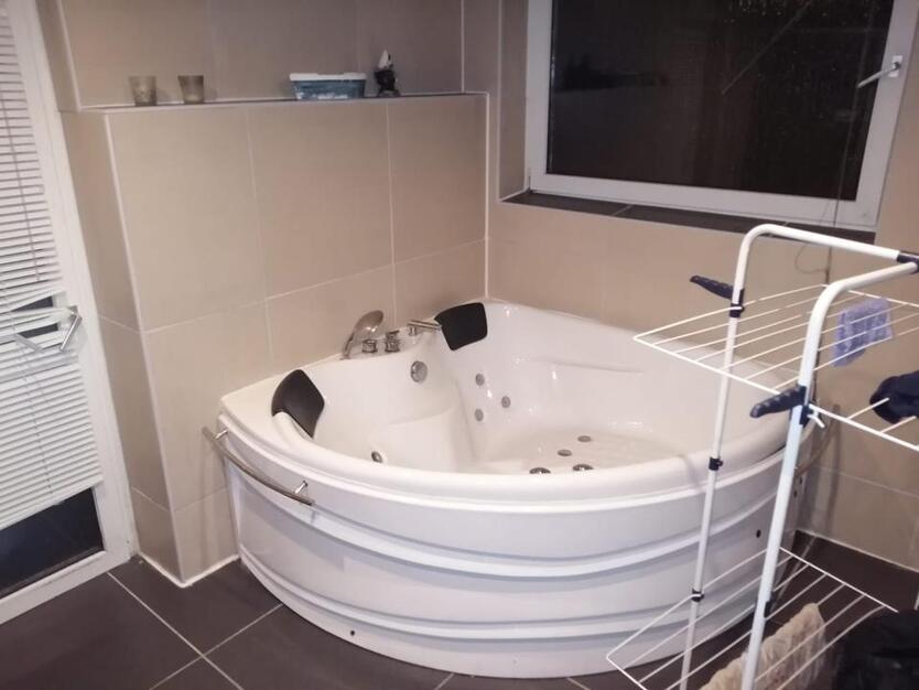 2 ZKB Wohnung: 1 Zimmer in 2-er Wohnung frei-zentral in Pbg zimmer