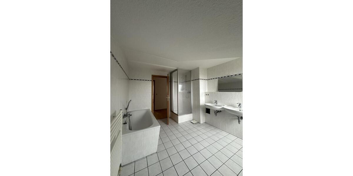 Etagenwohnung Weißenfels - 4 Zimmer, 102 m&sup2;, 613&euro; | Angebot:26675307