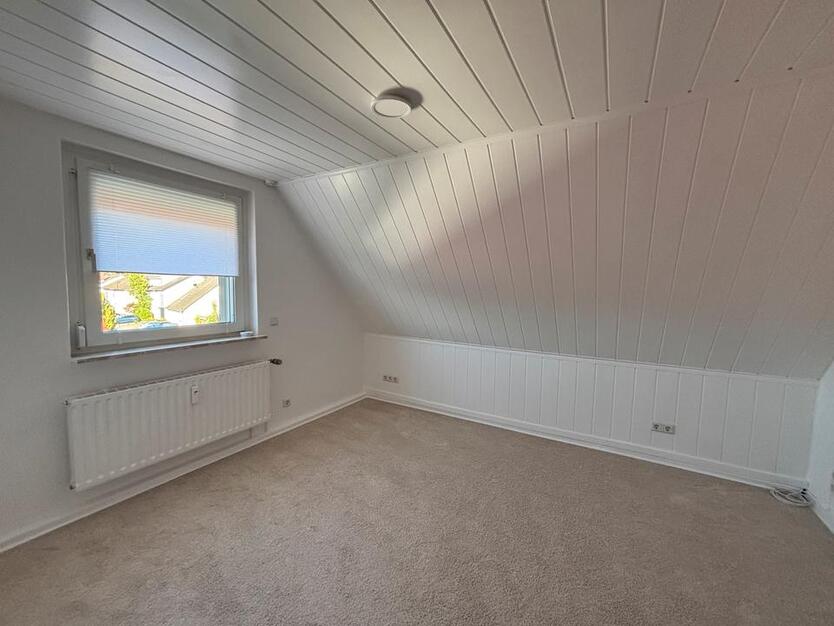 Helle Dachgeschosswohnung für Singles, ca. 40qm- frisch renoviert zimmer