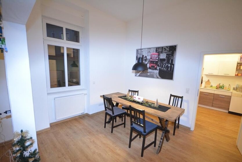 Eine wunderschoene Altbauwohnung in zentraler Stadtlage. 3 zimmer