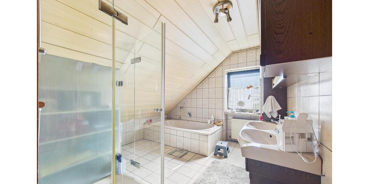 Freistehendes Einfamilienhaus in massiver Bauweise mit großem Grundstück zu vermieten! 6 zimmer