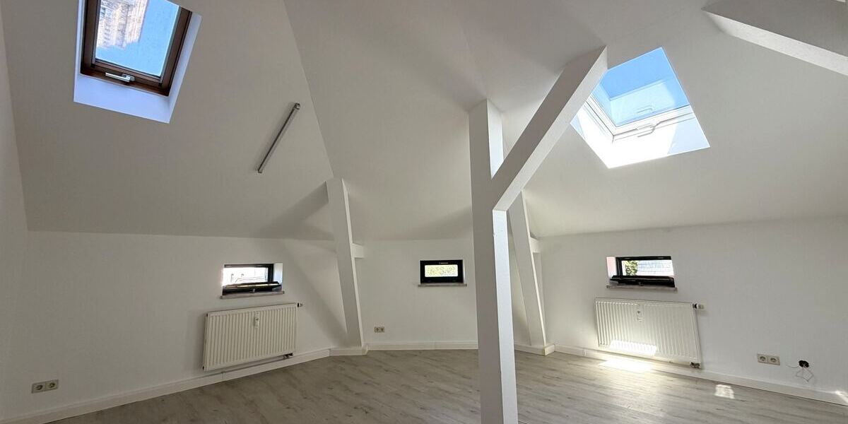Zentral gelegene 3-Zimmer Wohnung im Dachgeschoss mit Einbauküche - Dachgeschoßwohnung Mittweida Rößgen | Angebot:27207669