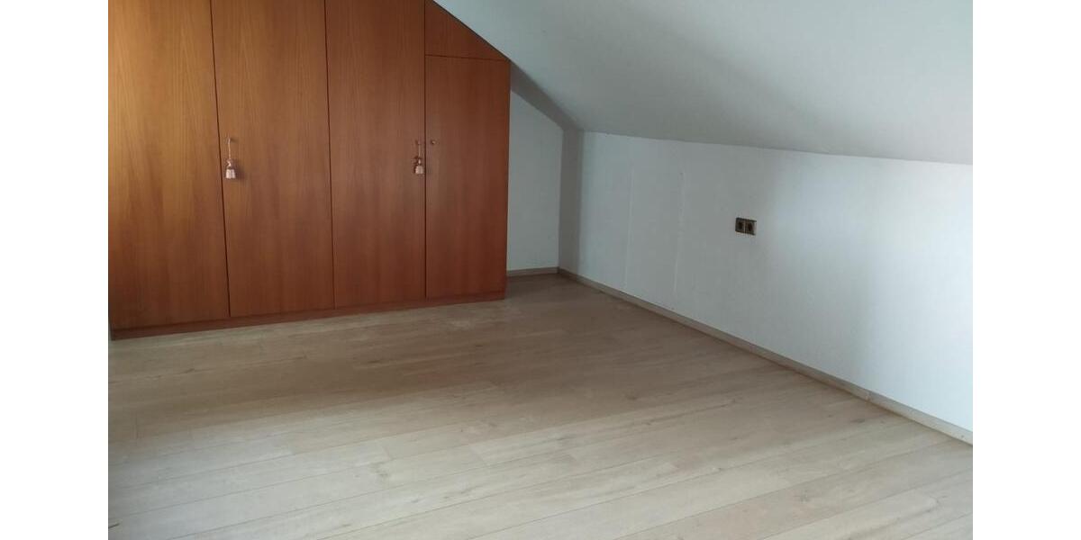Dachgeschoßwohnung Neresheim - 3 Zimmer, 76 m&sup2;, 700&euro; | Angebot:25990810
