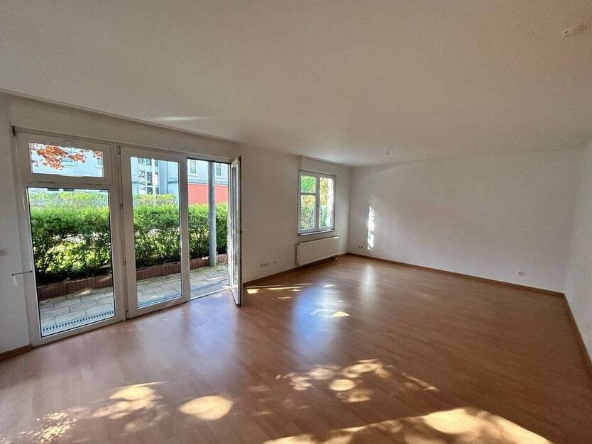 Helle Erdgeschoßwohnung mit Terrasse und Stellplatz!