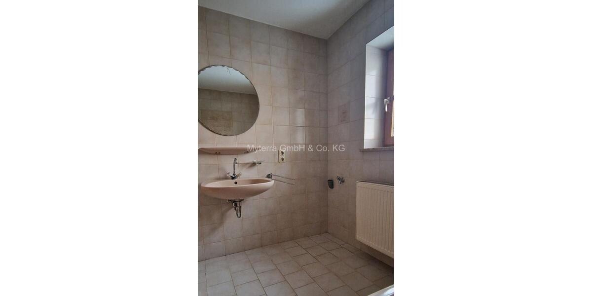 Dachgeschoßwohnung Schöllnach - 3 Zimmer, 70 m&sup2;, 590&euro; | Angebot:24863632