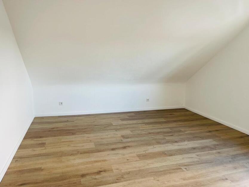 3 WG-Zimmer-DG-Wohnung in zentraler Lage zimmer