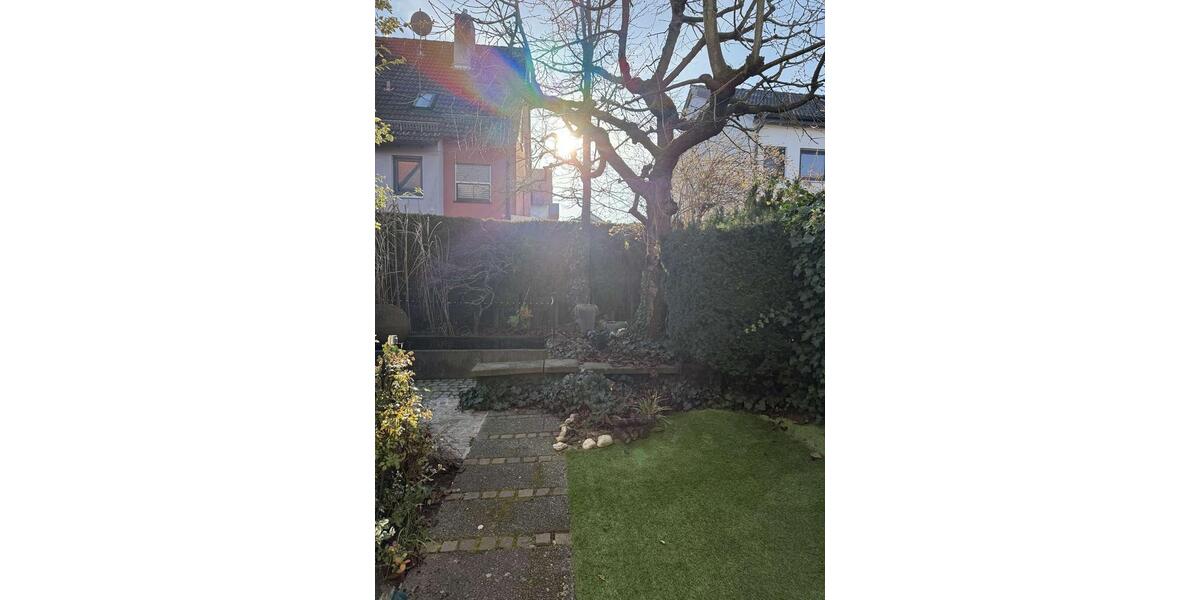 Großz. DHH beste Lage, ca. 130 m² Wfl., 5 Zi., Bj. 1983, Kanal nur 50 m entfernt, Garage + Carport ! 5 zimmer