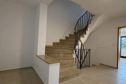 Haus Uttenreuth - 8 Zimmer, 148 m&sup2;, 1.800&euro; | Angebot:24808672