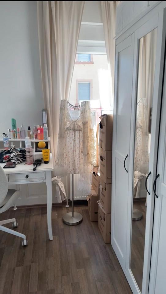 Ab November!!! Helles 17 m² WG-Zimmer mit Stuck & 3 Fenstern zimmer