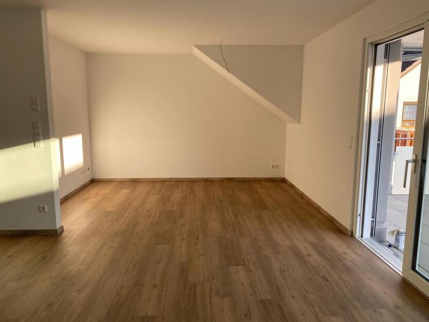 3-Zi. DG-Wohnung mit Küche, Balkon & 2xTG in Brochenzell