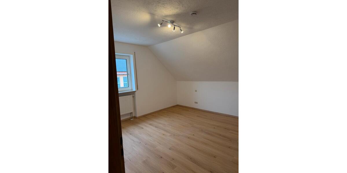 Dachgeschoßwohnung Wertingen - 3 Zimmer, 100 m&sup2;, 800&euro; | Angebot:26247648