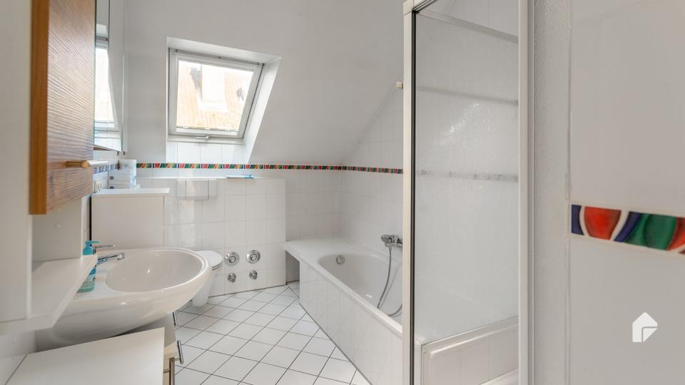 DAXBERG Lichtdurchflutete Wohnung über zwei Etagen mit EBK und Balkon 3 zimmer