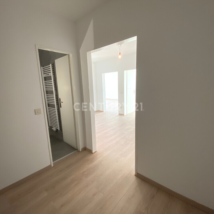 Stilvoll modernisierte 3,5-Zimmer-Wohnung mit Balkon, Aufzug und Stellplatz
