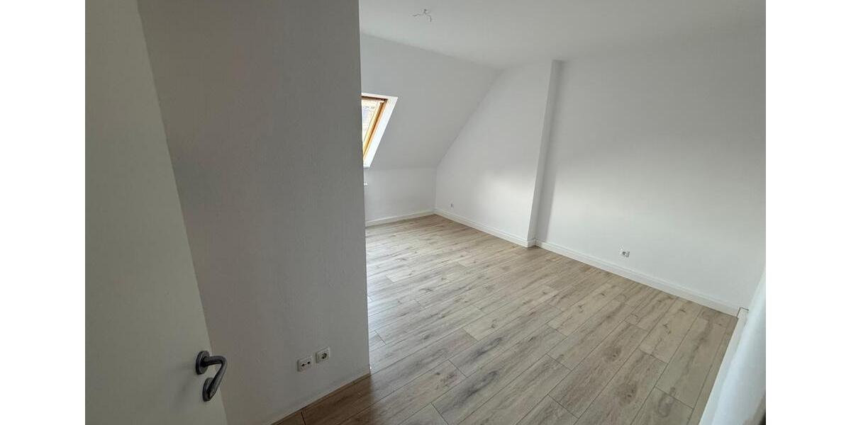 Wunderschöne 4-Raum-DG-Wohnung mit Balkon in Greiz direkt im Stadtzentrum 4 zimmer