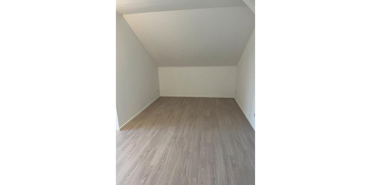 Dachgeschoßwohnung Neuhardenberg - 3 Zimmer, 87 m&sup2;, 609&euro; | Angebot:23699237