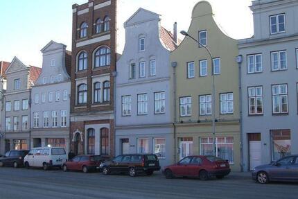 Inmitten der Altstadt, großzügiges saniertes Gewerbe, mit großer Fensterfront und sofort anmietbar!