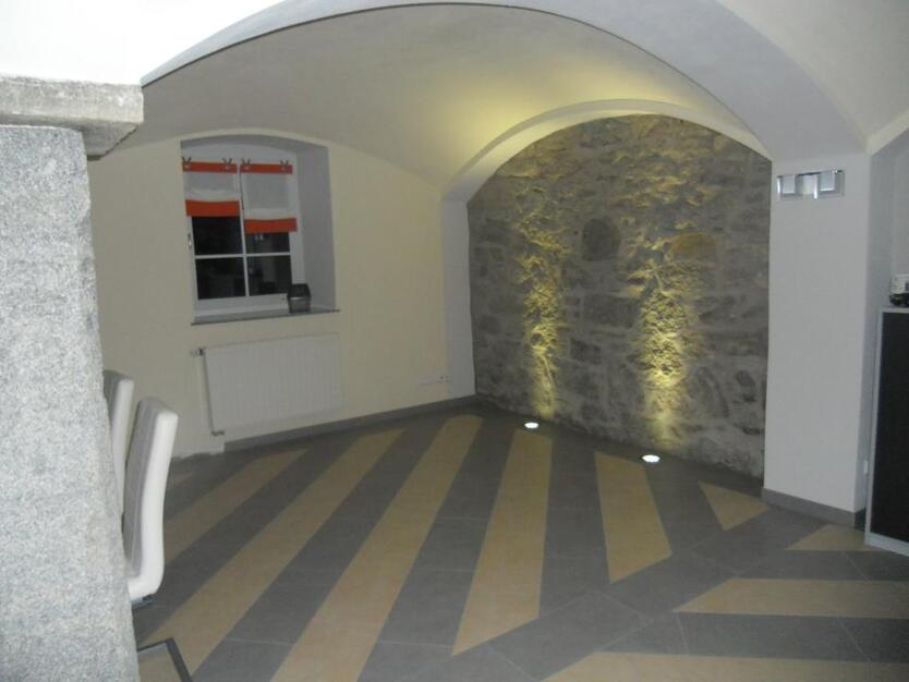 schicke Erdgeschoßwohnung mit Gewölbe in Brauna