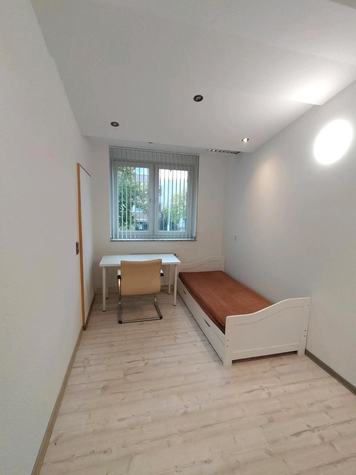 Einzel Zimmer in Frauen WG zimmer