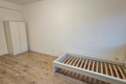 Großzügig geschnittenes WG Zimmer