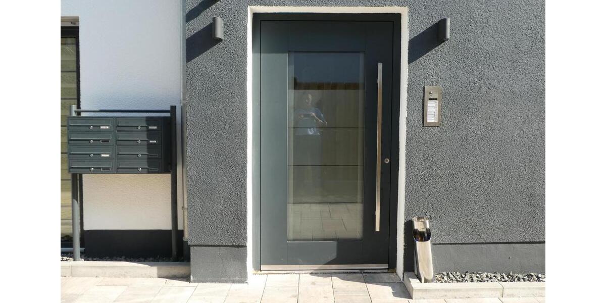 AUMÜLLER-Immobilien - Moderne energiesparsame 4-Zi-EG-Wohnung mit überdachtem Balkon und Carport 4 zimmer