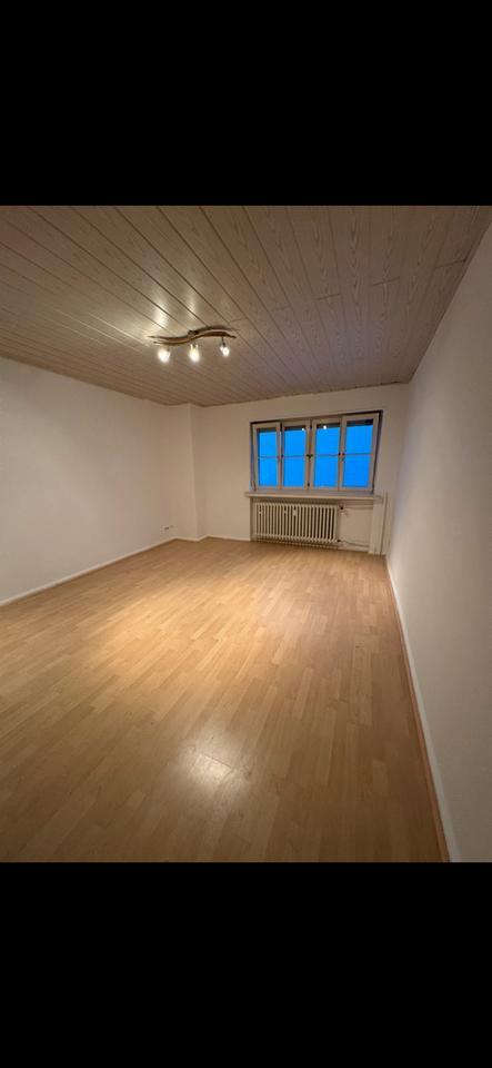 1 helles Zimmer frei in 4er WG