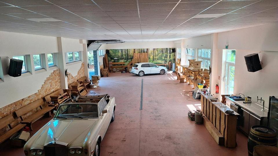 Halle mit Toilette und Dusche