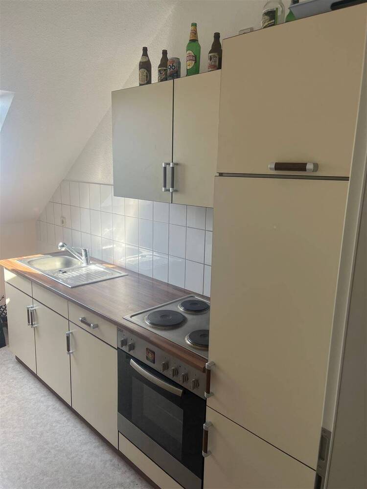 Helle DG 2-Zimmer mit Laminat, Wanne, eigenem Hausgarten mgl. und EBK! Stellplatz mgl.