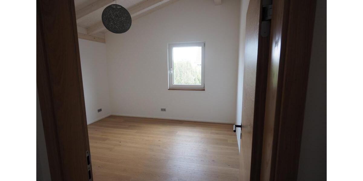 Dachgeschoßwohnung Weiden in der Oberpfalz - 3 Zimmer, 92 m&sup2;, 1.150&euro; | Angebot:25839193