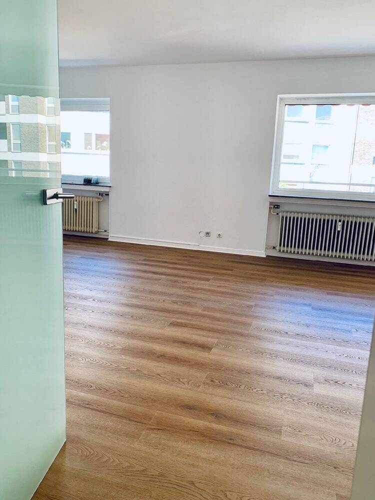 Renovierte 2-Zimmer-Wohnung mit 2 Balkonen 2 Stellpl. in Bestlage von D-Oberkassel