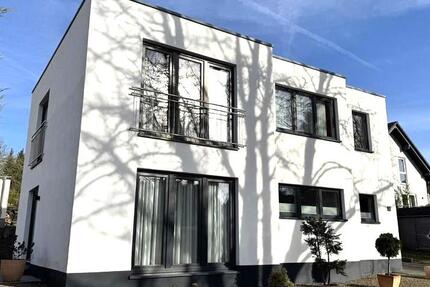 Schönes, freistehendes Einfamilienhaus mit Garage in toller zentraler Lage!