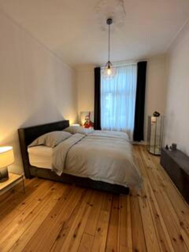 Helle 100qm Altbauwohnung mit 4 Zimmern und 3,5m Decken zimmer