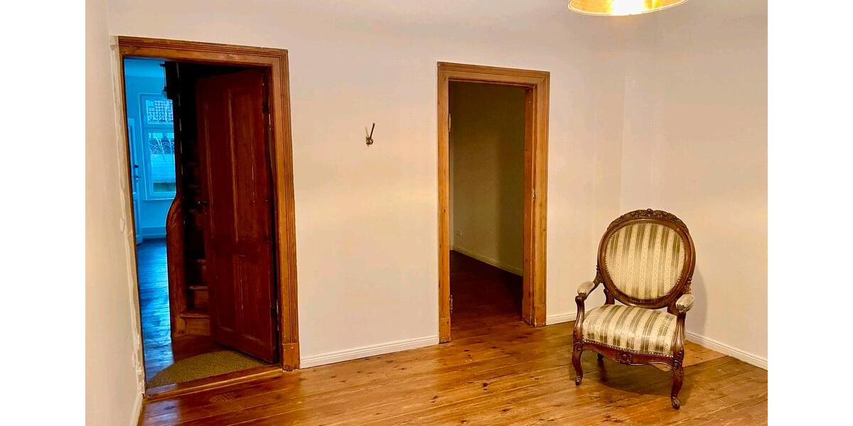 WG Zimmer in einer Altbauwohnung in guter Lage (5 Zi, je 24 qm) 5 zimmer