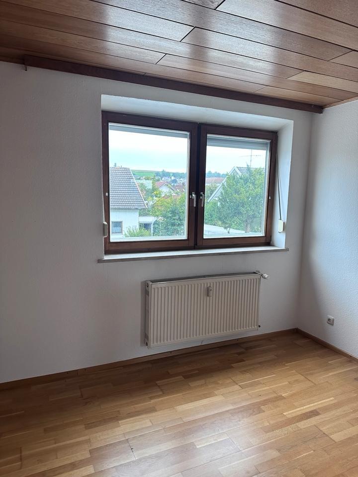 Helle 4-Zimmer-Wohnung mit Carport in gepflegtem Mehrfamilienhaus