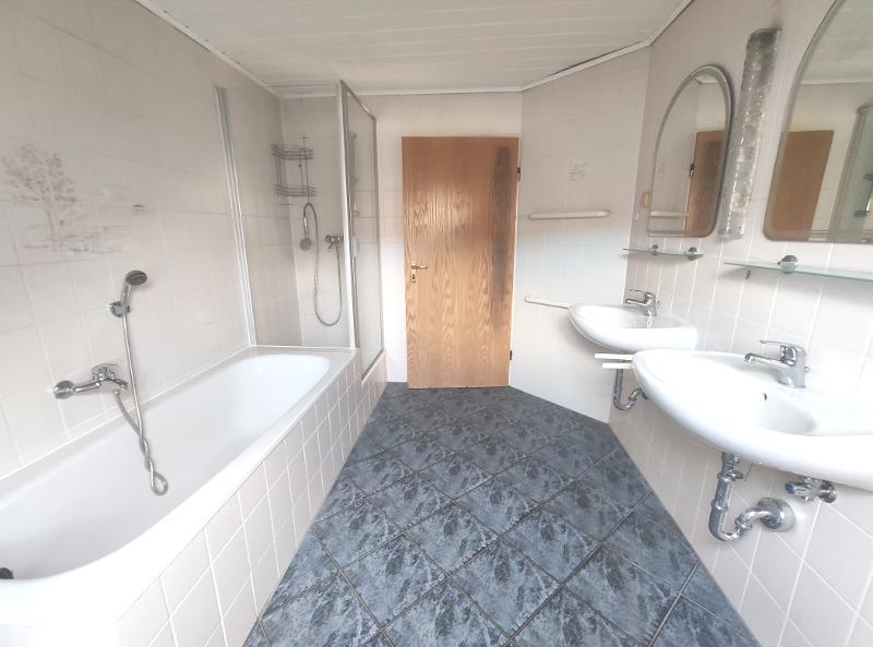 3 Zi. DG Wohnung mit Küche, Gartenmitbenutzung und Stellplatz 3 zimmer