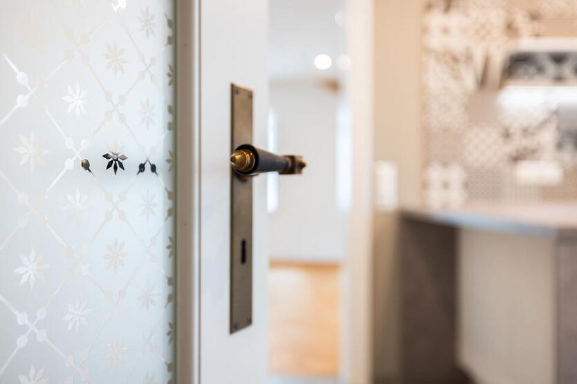 5-Zimmer-Wohnung im ersten Obergeschoss einer herrschaftlich sanierten Jugendstilvilla mit Balkon zimmer