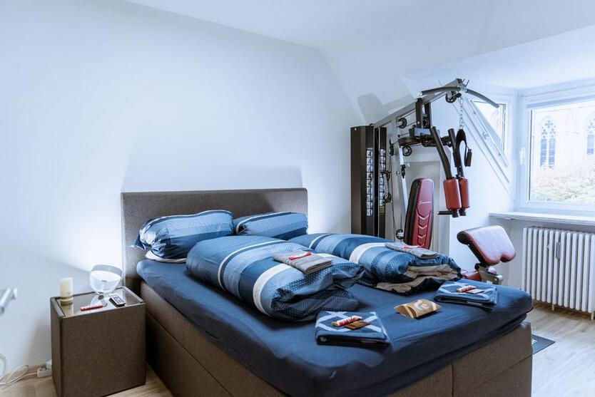 Smartes möbliertes Zimmer mit Privatsphäre – 30 Sek. zur U-Bahn