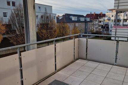 Moderne 4-Zimmer-Wohnung mit Balkon, Einbauküche, TL-Bad, Aufzug und TG-Stellplatz – ideal für 1–4 Personen! 4 zimmer