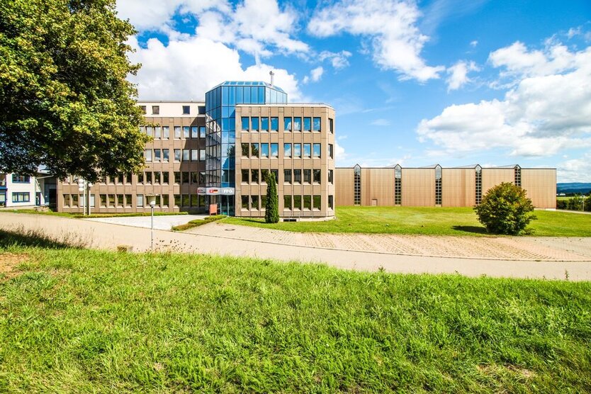 Attraktive Gewerbeimmobilie mit großer Produktionshalle & Büroflächen - Teilflächen möglich! 1 zimmer