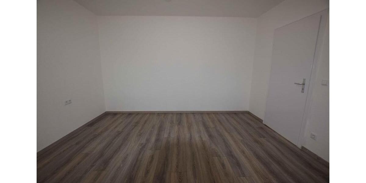 +++ Renovierte Erdgeschosswohnung mit Balkon und Wanne +++ 3 zimmer