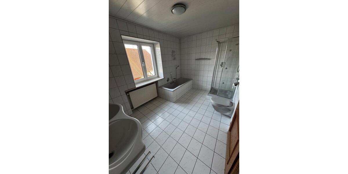 Etagenwohnung Wallersdorf - 5 Zimmer, 130 m&sup2;, 1.100&euro; | Angebot:25639624