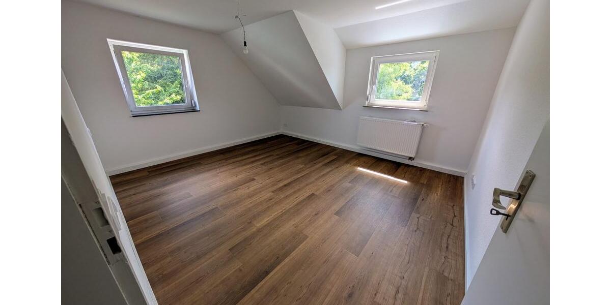 2,5-Zimmer-DG-Wohnung mit Balkon in kernsaniertem Haus zimmer