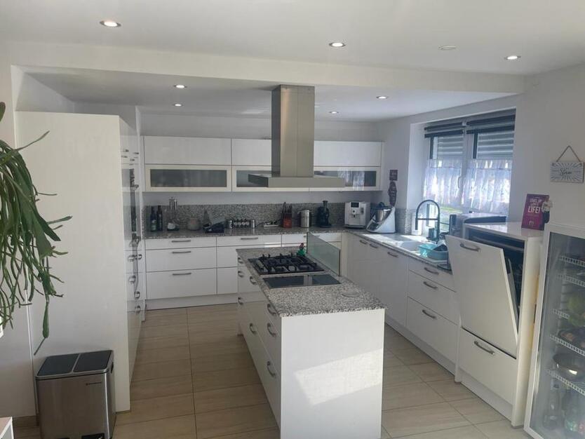 Luxuriöse 3,5-Zimmer-EG-Wohnung mit EBK, großer Terrasse und Gart