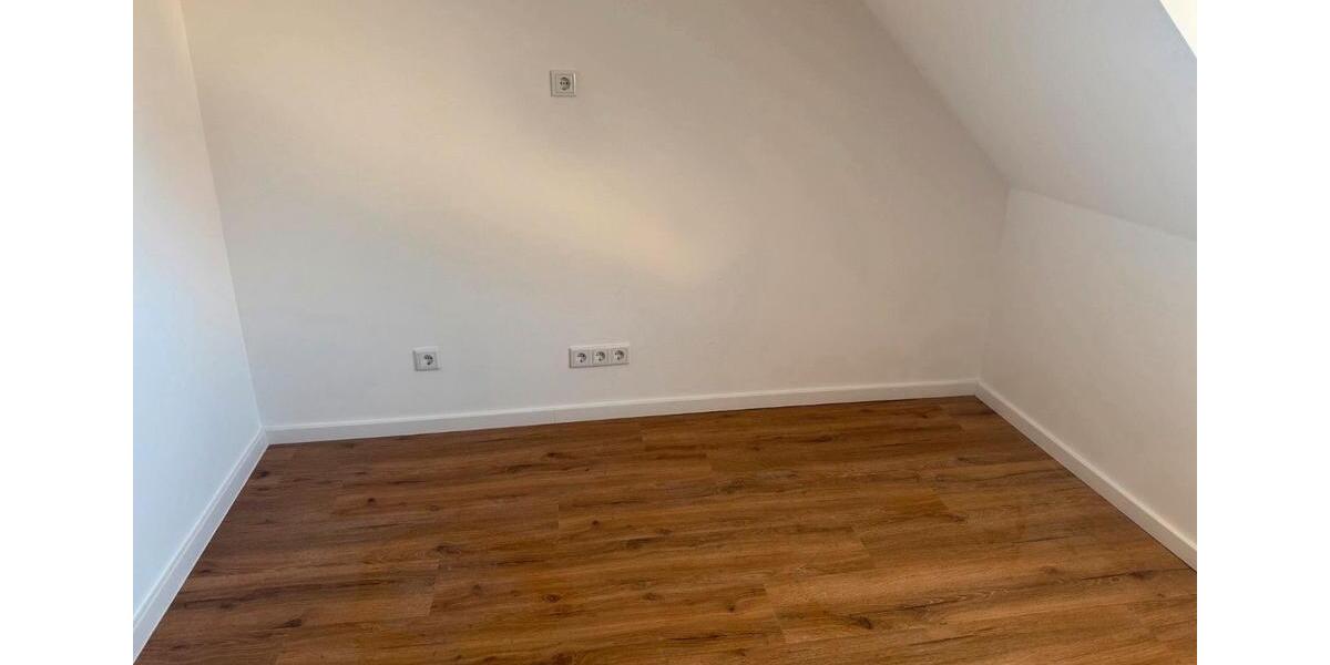 Dachgeschoßwohnung Wiesbaden Bierstadt - 4 Zimmer, 12 m&sup2;, 650&euro; | Angebot:24984353