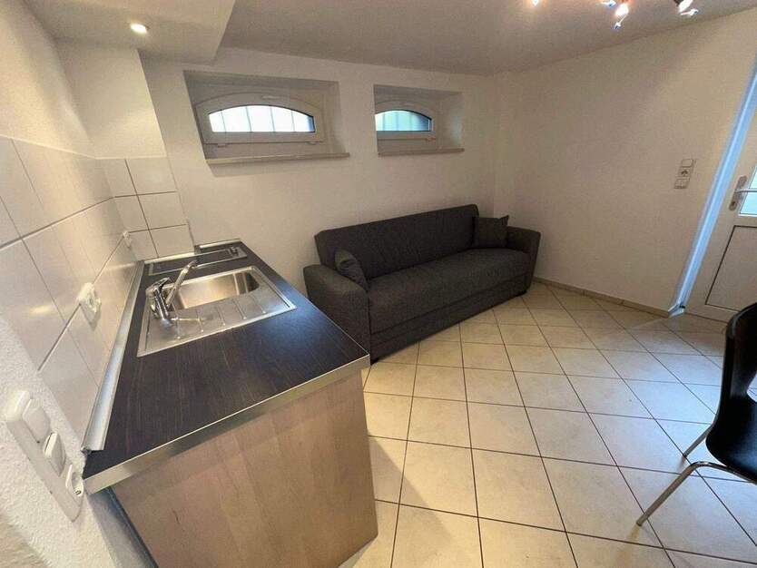 Möblierte 1 - Zimmer - UntergeschossWohnung (KellerWohnung) mit Einbauküche und separatem Eingang