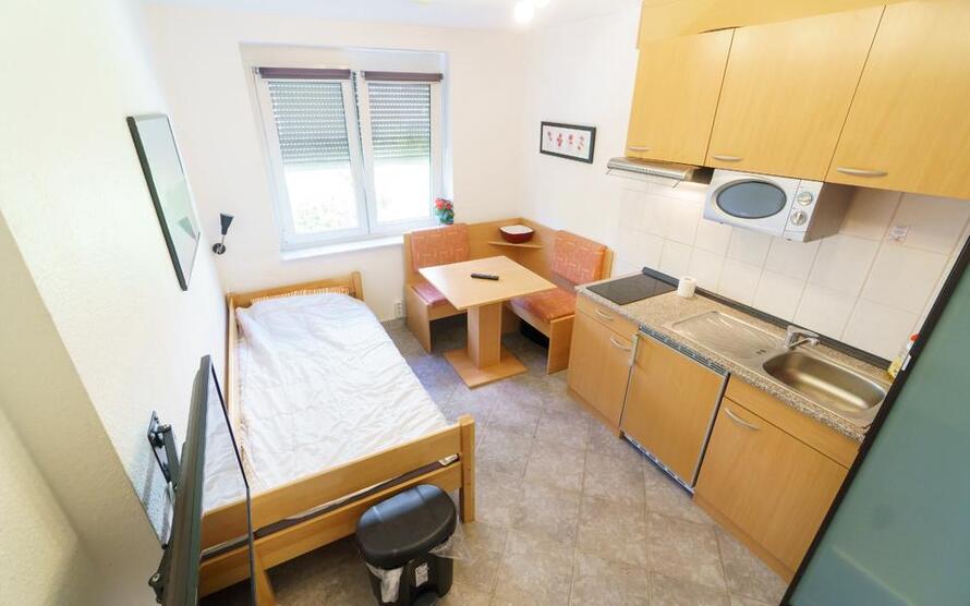GästeZimmer mit eigener Küche, Internet, TV, gratis Leihfahrrad, GästeWCBadWC-Mitbenützung, Waschmaschine, Trockner