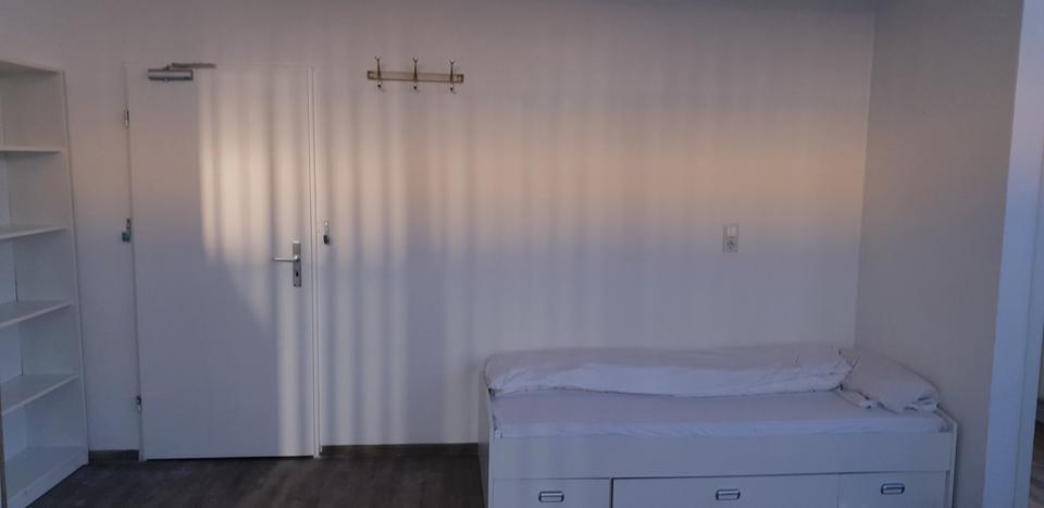 Große möbliertes Zimmer nähe von Flughafen Hannover